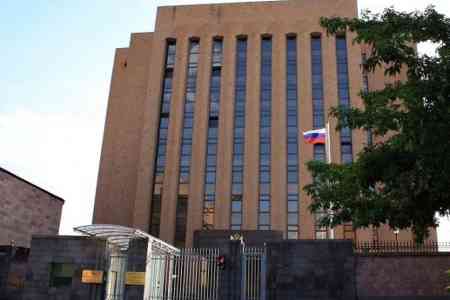 Группа граждан проводит акцию протеста перед посольством России в Армении из-за акта вандализма в Армавире